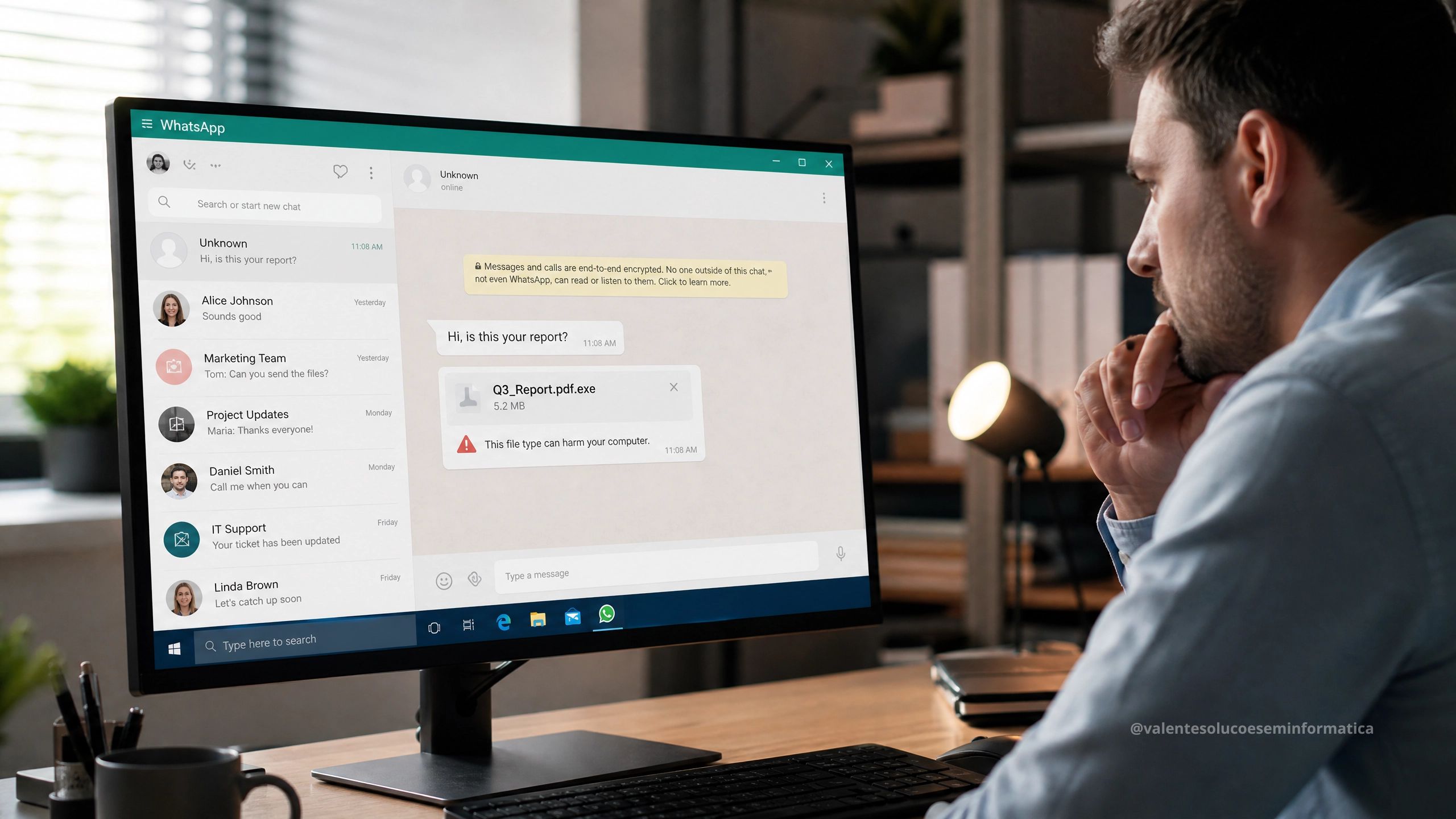 Pessoa observa arquivo suspeito recebido no WhatsApp Desktop em computador Windows